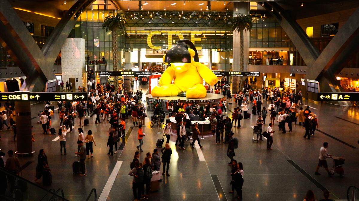 Ikon Boneka Beruang Kuning di Terminal Bandara Hamad